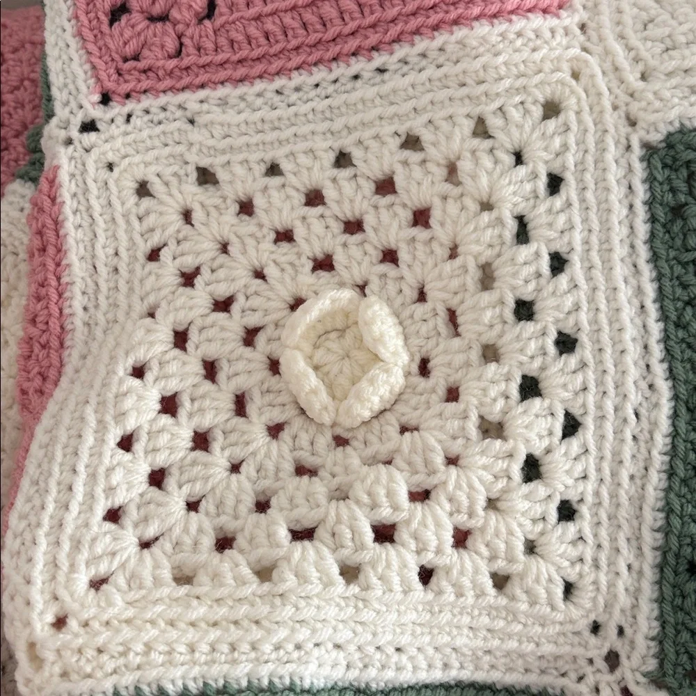 Beautiful Twin Handmade Crochet Patchwork Blanket coverlet rosette center 56x84